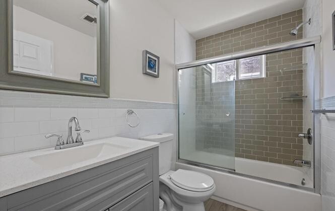 Shared Full Bathroom - 1716 Dickinson St