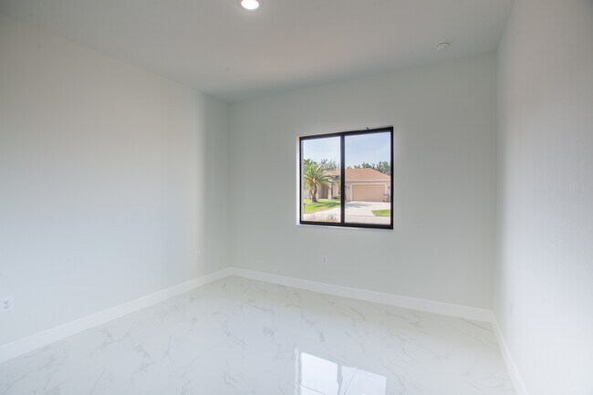 Building Photo - 1227 SE 3rd Ave