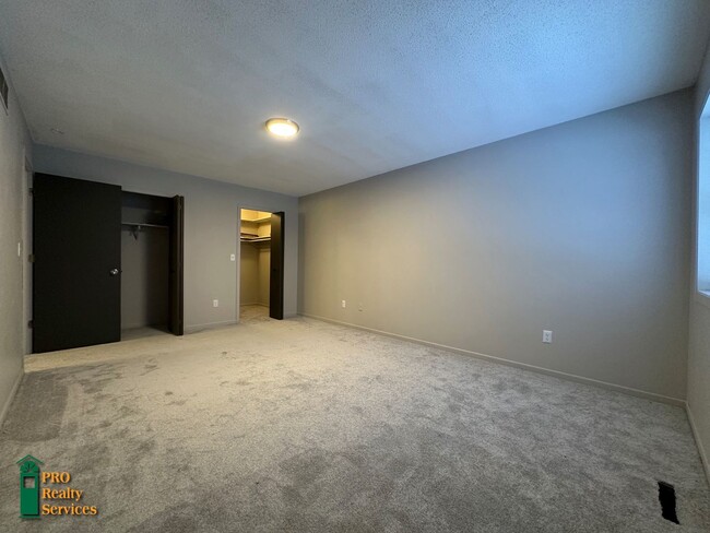 Building Photo - Recently Remodeled 2 Bedroom Townhome