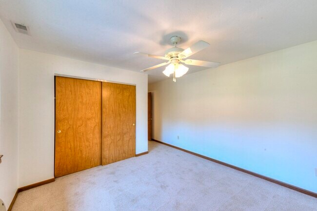 Building Photo - 340 Sunderland Rd