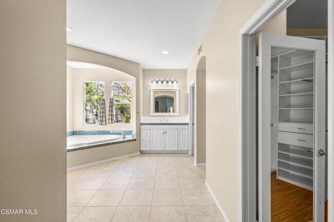 Building Photo - 516 Rustic Hills Dr