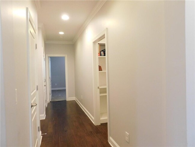 Building Photo - 330 La Perla Dr
