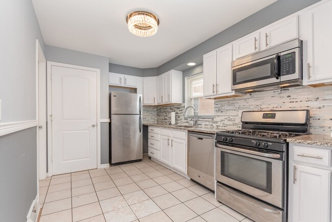 Building Photo - Ashburn 3 Bedroom