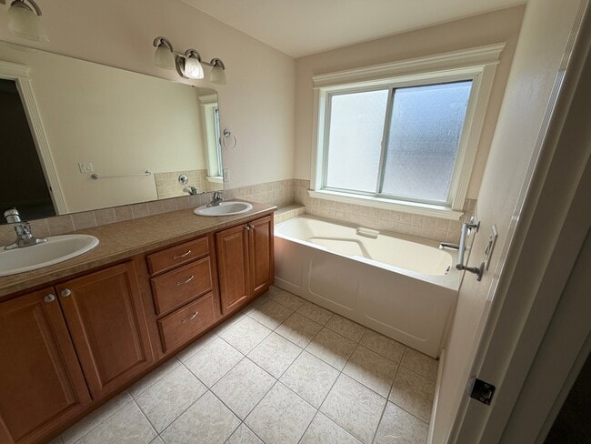 Building Photo - 435 NE Greystone Loop