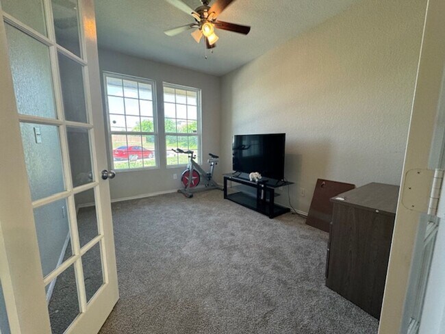 Building Photo - Super Nice! Featuring 4 bedroom/ 3 bath