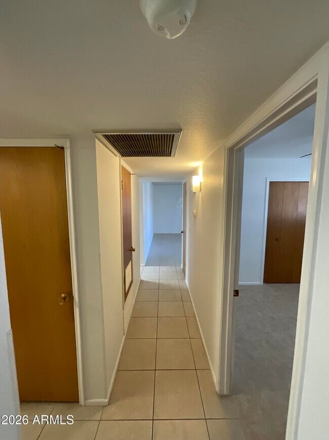 Building Photo - 247 E 7th Dr