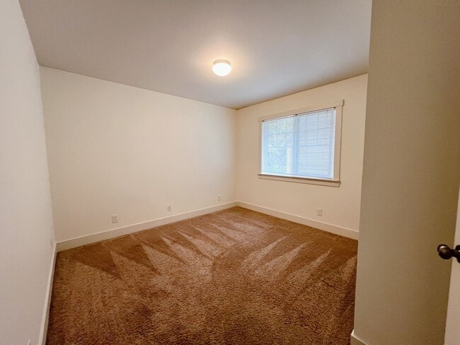 Building Photo - 3-Bedroom Duplex Just Blocks from WWU