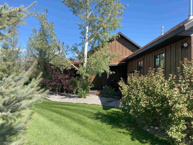 Building Photo - Stunner on Springhill
