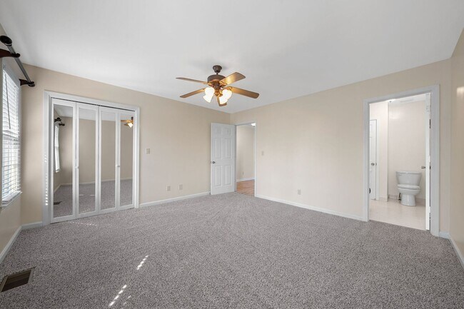 Building Photo - 2 Bedroom Condo For Rent Near Memorial Drive!