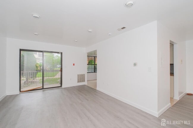 Building Photo - 402 Hidden Village Dr