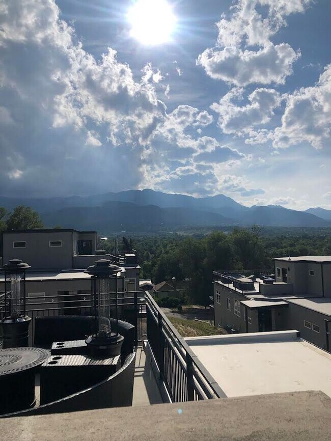 Building Photo - Beautiful 3 Bed, 4 Bath Home, Stunning Views from Rooftop Deck, D-12, close to DT and Military