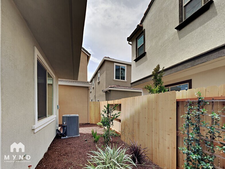 Building Photo - 10564 Trill Wy