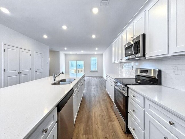 Building Photo - 4-Bedroom Home with Scenic Views and Conve...
