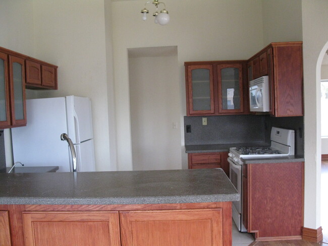 Building Photo - Beautiful  3 bedroom,2 bath,2 car garage h...