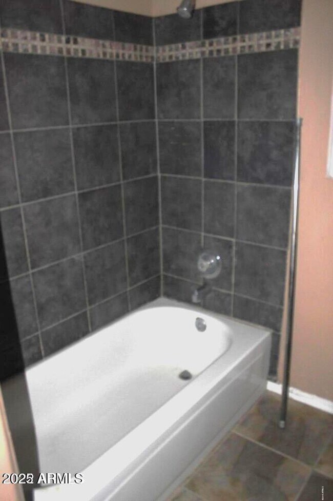 Building Photo - 1221 W Chicago St