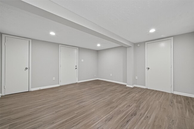 Building Photo - 1305 St Lawrence River Rd