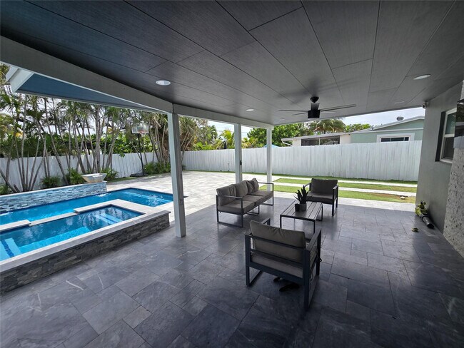 Building Photo - 2340 NE 8th Ave