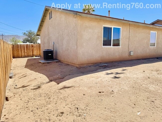 Building Photo - Modern 4 Bedroom 2 Bathroom Home