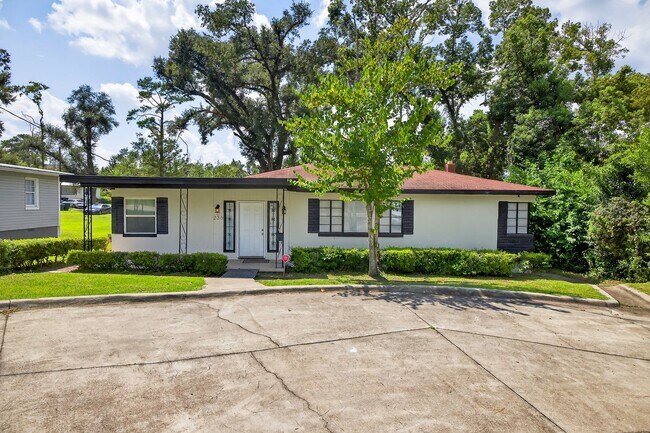 Building Photo - 236 S Lipona Rd