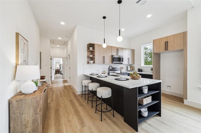 Building Photo - 415 Clearwater St