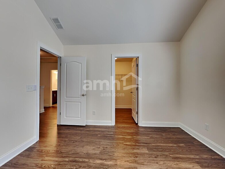 Building Photo - 101 Doral Blue Dr