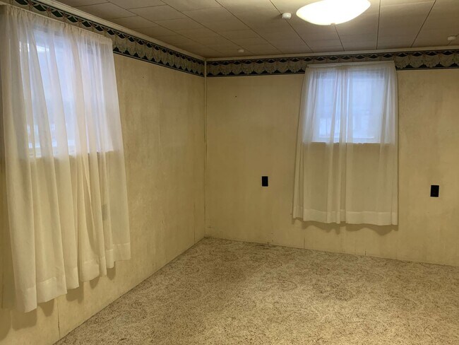 Building Photo - Multi-level 3-bedroom, 1-bath single-family home