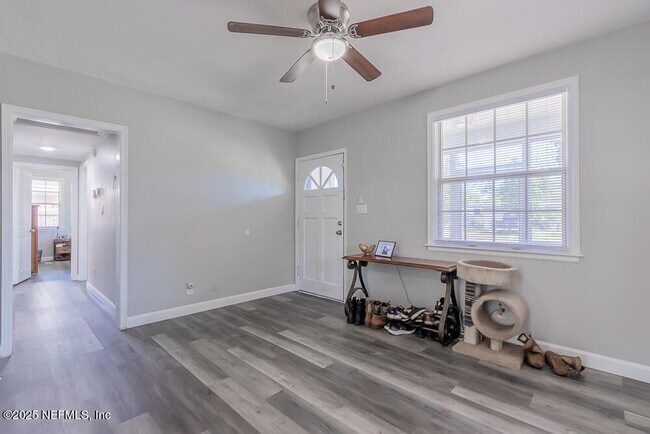 Building Photo - 1358 Hollyhock Cir