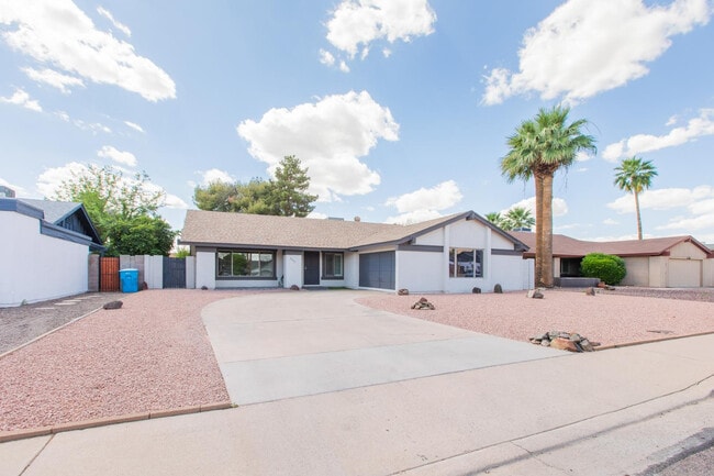 Building Photo - 2607 E Larkspur Dr