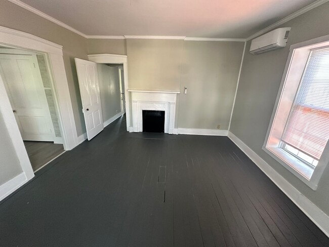 Building Photo - 114 W Main St