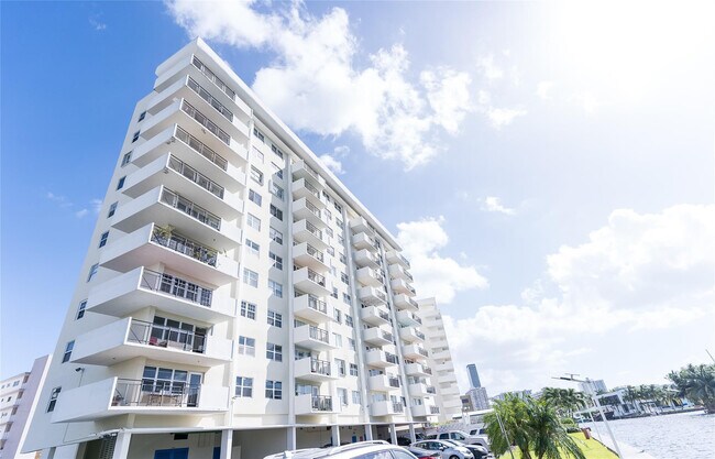 Building Photo - 401 Golden Isles Dr