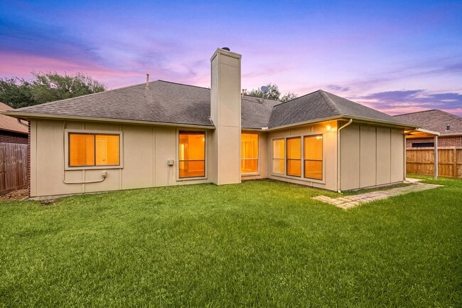 Building Photo - 10215 Hedge Way Dr