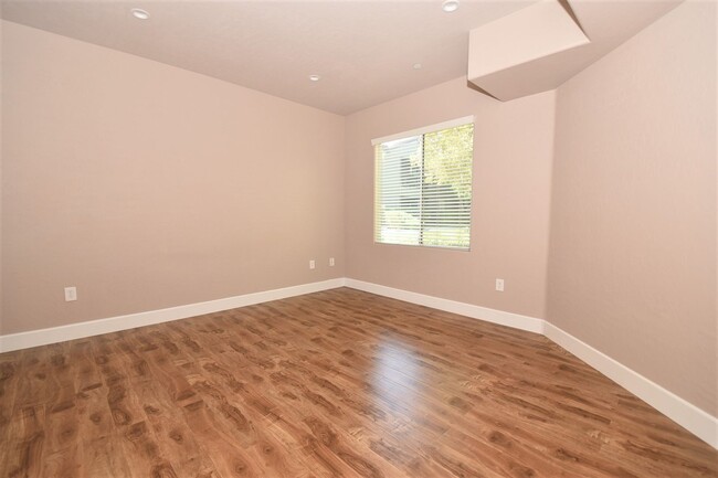 Building Photo - Fantastic 1 Bedroom Condo With Attached Ga...