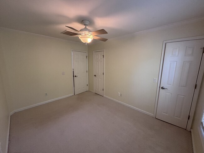 Building Photo - 105 Lake View Dr E