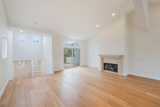 Building Photo - Beautiful Hermosa Beach Townhome Rental!