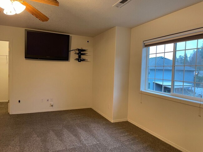 Building Photo - FANTASTIC 4 Bed 2.5 Bath Home in Salmon Creek! HUGE side yard and back yard! Extra large private ...