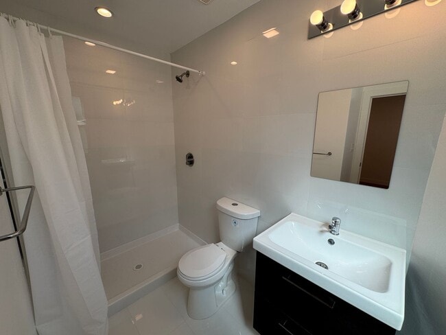 Building Photo - Spacious 5BR/6BA Updated Home with Private...