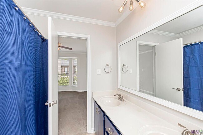 Building Photo - 2 Bedroom Townhome off Jefferson & Bluebonnet Blvd- Pet Friendly