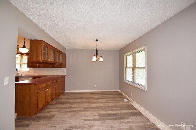 Building Photo - 106 W Kendall Dr