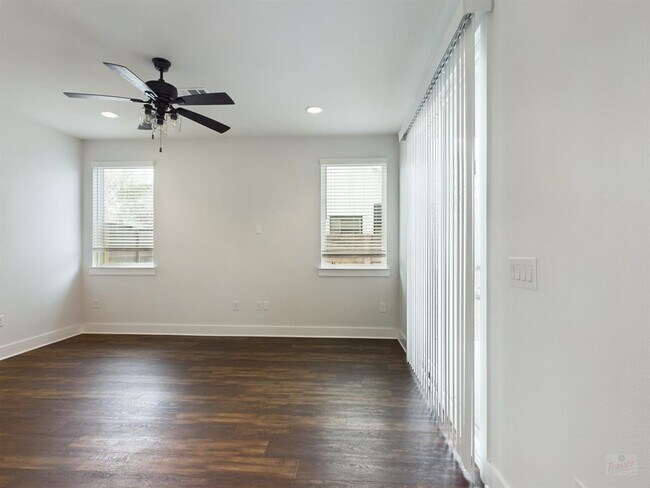 Building Photo - 1402 W 51st St