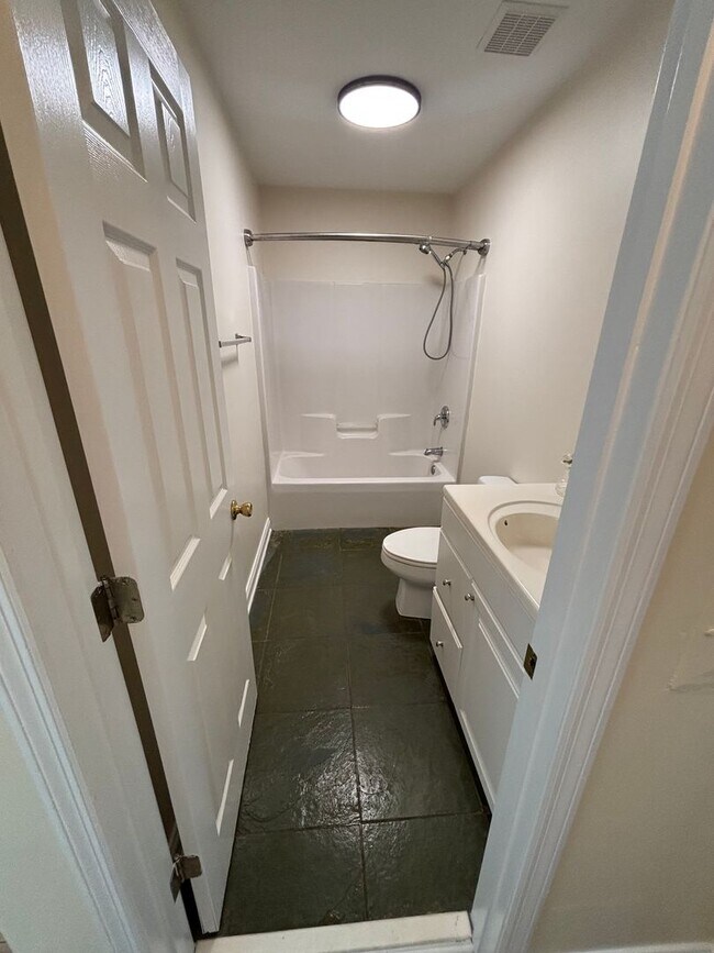 Building Photo - 2 Bedroom 2 Bathroom in The Charleston Pen...