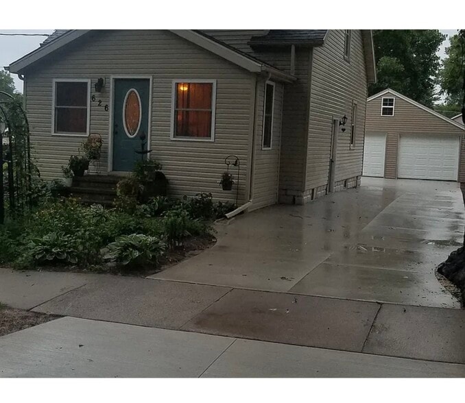 paved personal driveway - 626 George St