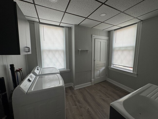 Building Photo - Available NOW! 3 Bed 2 Full Bath Townhome ...