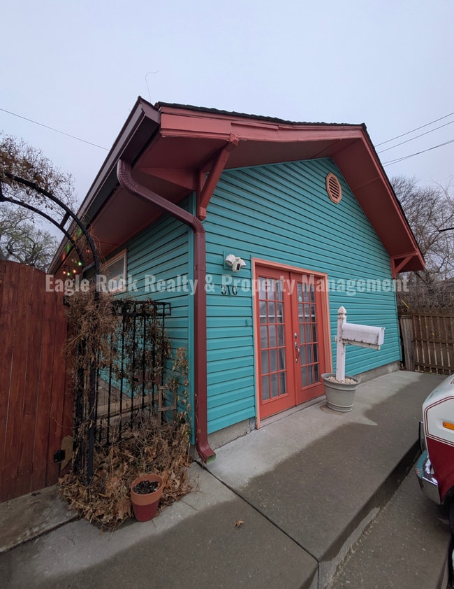 Building Photo - Historical Owen Park House for Rent (4beds/3baths)