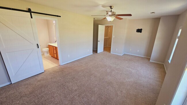 Building Photo - Prestigious 3 Bedroom Home!!!