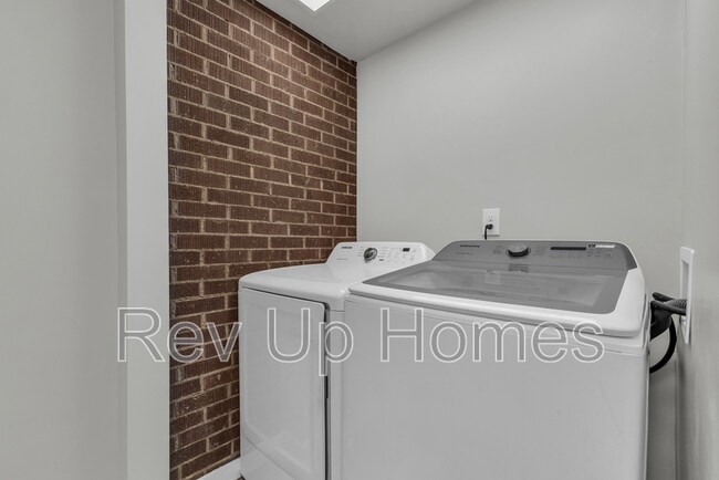 Building Photo - 309 E 200 S