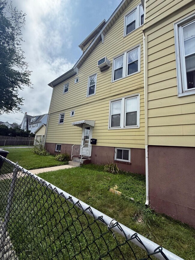 Building Photo - 170 Laurel Ave