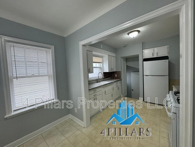 Building Photo - 1715 Parkview Ave