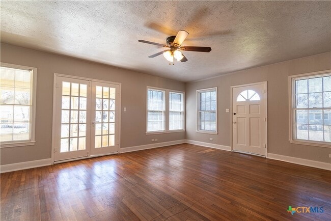 Building Photo - 609 S Pecan Ave