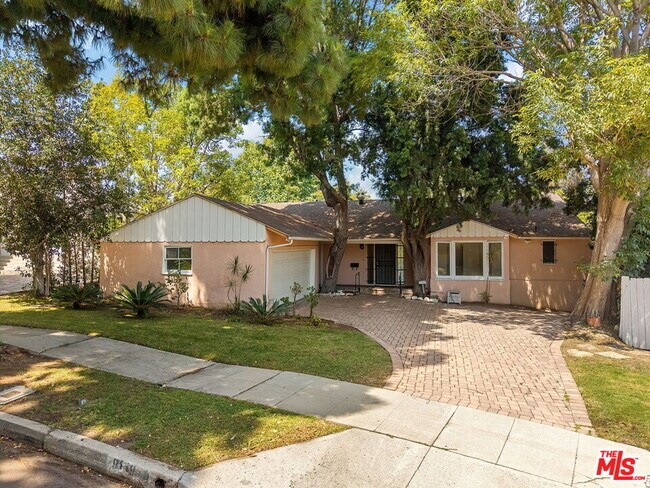 Building Photo - 9149 Hillsboro Dr
