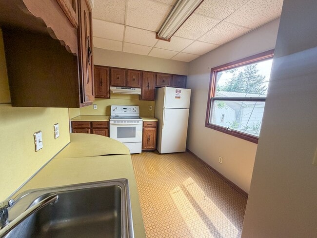 Building Photo - 609 N Edmunds- 3 bedroom, 1.5 bathroom house with a large garage, off street parking and central AC.